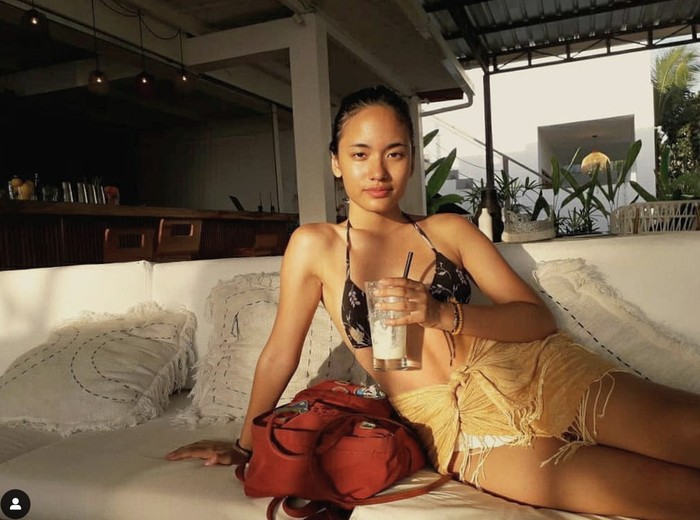 Manisnya Arawinda Saat Ngemil Milkshake dan Croissant Manisnya Arawinda Saat Ngemil Milkshake dan Croissant