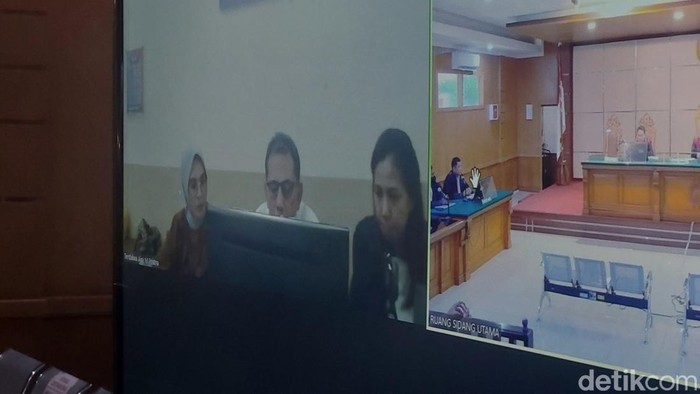 Mantan Wali Kota Cimahi Ajay Muhammad Priatna menjalani sidang perdana dalam perkara dugaan suap mantan penyidik KPK AKP Stepanus Robin Pattuju.