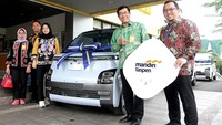 Direktur Bisnis Bank Mandiri Taspen Maswar Purnama bersama Kepala Divisi Funding & Investment Product Samuel Timothy dan Direktur Keuangan, SDM, dan Umum PT Jasamarga Related Business Hendra Gunawan, General Manager SDM dan Umum Nana Saraswati, berfoto bersama usai penyerahan kendaraan listrik untuk operasional, sebagai hadiah langsung tanpa diundi dari produk simpanan SMARD, di Jakarta, Rabu (30/11/2022).