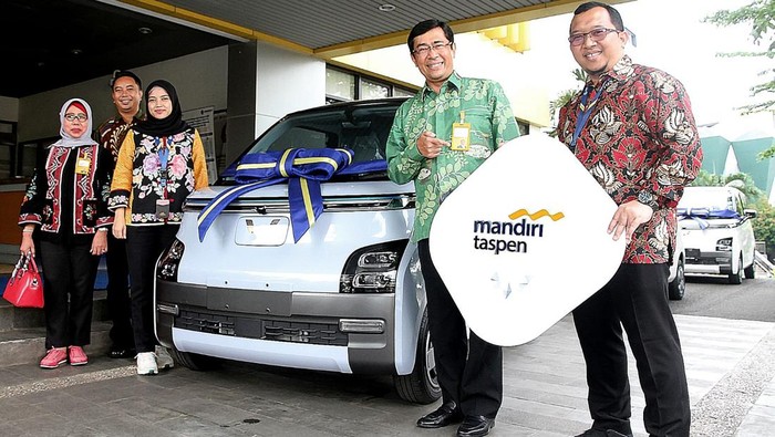 Direktur Bisnis Bank Mandiri Taspen Maswar Purnama (2 kiri) dan Kepala Divisi Funding & Investment Product Samuel Timothy (kiri), bersama Direktur Keuangan, SDM, dan Umum PT Jasamarga Related Business Hendra Gunawan (2 kanan) dan General Manager SDM dan Umum  Nana Saraswati, berfoto bersama  seusai penyerahan kendaraan listrik untuk operasional, sebagai hadiah langsung tanpa diundi dari produk simpanan SMARD, di Jakarta, Rabu (30/11/2022). Bank Mandiri Taspen meningkatkan dana masyarakat dengan meluncurkan produk simpanan SMARD, yang menawarkan berbagai hadiah langsung tanpa diundi, sesuai keinginan nasabah. Hingga akhir 2022, Bank Mandiri Taspen optimistis dapat mengumpulkan dana simpanan sebesar Rp 39,1 triliun, serta menyalurkan kredit sebesar Rp 36,8 triliun, masing-masing tumbuh 14,5% dan 17,4% dibanding 2021, dengan rasio LFR berkisar 91,0% s.d 92,0%.