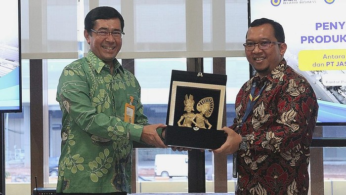 Mobil Listrik untuk Nasabah Terpilih Direktur Bisnis Bank Mandiri Taspen Maswar Purnama (2 kiri) dan Kepala Divisi Funding & Investment Product Samuel Timothy (kiri), bersama Direktur Keuangan, SDM, dan Umum PT Jasamarga Related Business Hendra Gunawan (2 kanan) dan General Manager SDM dan Umum Nana Saraswati, berfoto bersama seusai penyerahan kendaraan listrik untuk operasional, sebagai hadiah langsung tanpa diundi dari produk simpanan SMARD, di Jakarta, Rabu (30/11/2022). Bank Mandiri Taspen meningkatkan dana masyarakat dengan meluncurkan produk simpanan SMARD, yang menawarkan berbagai hadiah langsung tanpa diundi, sesuai keinginan nasabah. Hingga akhir 2022, Bank Mandiri Taspen optimistis dapat mengumpulkan dana simpanan sebesar Rp 39,1 triliun, serta menyalurkan kredit sebesar Rp 36,8 triliun, masing-masing tumbuh 14,5% dan 17,4% dibanding 2021, dengan rasio LFR berkisar 91,0% s.d 92,0%.