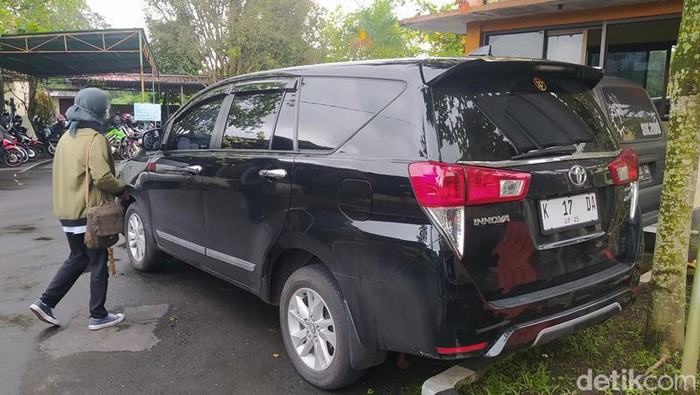 Mobil yang diamankan polisi terkait kasus sekeluarga di Mertoyudan, Magelang, tewas diracun anak, Rabu (30/11/2022).