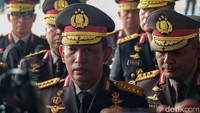 Kapolri Jenderal Listyo Sigit Prabowo bertindak sebagai inspektur upacara penyerahan jenazah. 