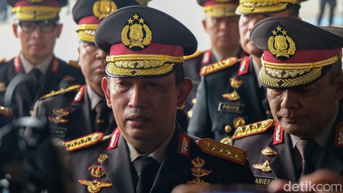 Momen Penyerahan 2 Jenazah Kru Heli yang Jatuh di Babel Dua jenazah kru helikopter Polri yang jatuh di Bangka Belitung tiba di Mako Polisi Udara, Tangsel. Penyerahan jenazah dipimpin langsung Kapolri Jenderal Listyo Sigit Prabowo.