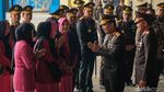 Momen Penyerahan 2 Jenazah Kru Heli yang Jatuh di Babel