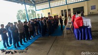 Sejumlah anggota polisi mendirikan salat jenazah untuk Brigadir Anumerta Lasminto dan Briptu Anumerta Anam. 