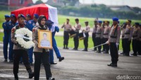 Petugas mengusung jenazah kru helikopter Polri yang jatuh di Belitung Timur. 