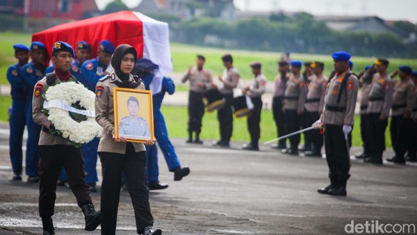 Momen Penyerahan 2 Jenazah Kru Heli yang Jatuh di Babel