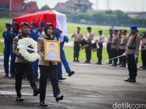 Momen Penyerahan 2 Jenazah Kru Heli yang Jatuh di Babel