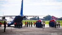 Dua jenazah kru helikopter yang jatuh di Kabupaten Belitung Timur, Bangka Belitung tiba di Mako Polisi Udara, Tangerang Selatan, Rabu (30/11/2022).