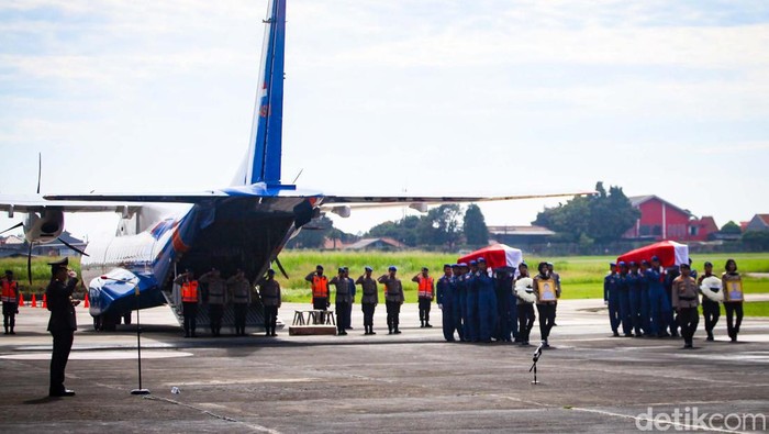 Momen Penyerahan 2 Jenazah Kru Heli yang Jatuh di Babel Dua jenazah kru helikopter Polri yang jatuh di Bangka Belitung tiba di Mako Polisi Udara, Tangsel. Penyerahan jenazah dipimpin langsung Kapolri Jenderal Listyo Sigit Prabowo.
