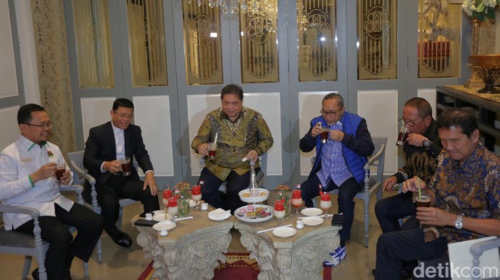 Momen Trio Ketum KIB Dinner di Menteng Petinggi partai politik (parpol) yang tergabung dalam Koalisi Indonesia Bersatu mengadakan pertemuan berbalut dinner atau makan malam di kawasan Menteng.