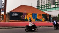 HQs Artwork Mural asal Surabaya yang berdiri sejak 2016 juga menorehkan karakter marvel itu di tempat bersejarah di sisi tembok Balai Pemuda Surabaya.  Foto: Disney Indonesia/ Istimewa