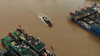 Para nelayan memilih kembali ke pelabuhan untuk menghindari musim dingin.