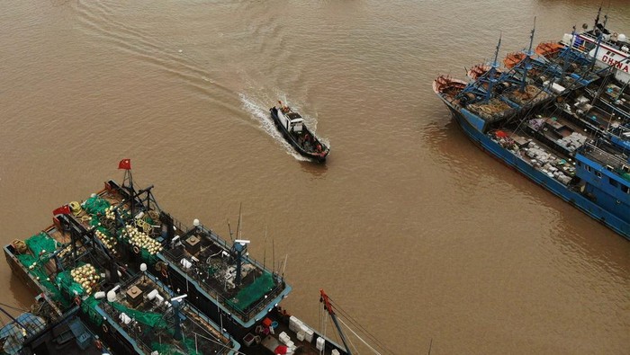 Musim dingin telah terjadi di China. Nelayan pun kembali ke pelabuhan untuk menghindari musim tersebut.