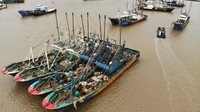 Kapal-kapal nelayan terus berdatangan di salah satu pelabuhan di Zhejiang, China.