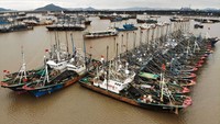 Para nelayan memilih tak melaut saat musim dingin melanda negara tersebut.