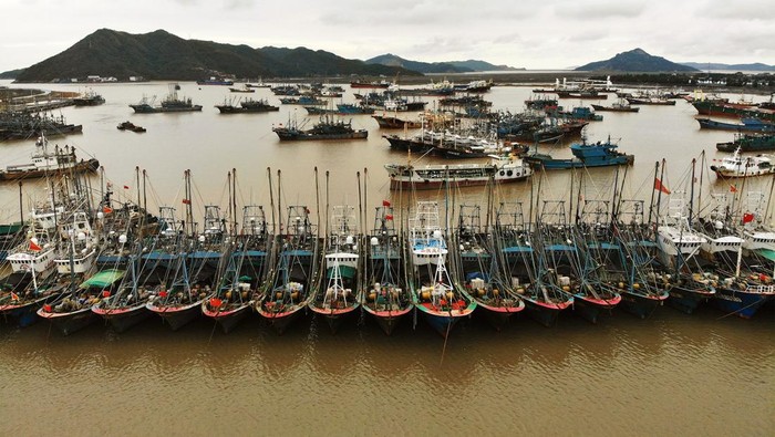 Musim Dingin, Kapal-kapal Nelayan di China Balik Kanan ke Pelabuhan Musim dingin telah terjadi di China. Nelayan pun kembali ke pelabuhan untuk menghindari musim tersebut.