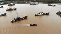 Kapal-kapal melayan kembali ke pelabuhan saat musim dingin mulai terjadi di Zhejiang, China, Selasa (29/11/2022).