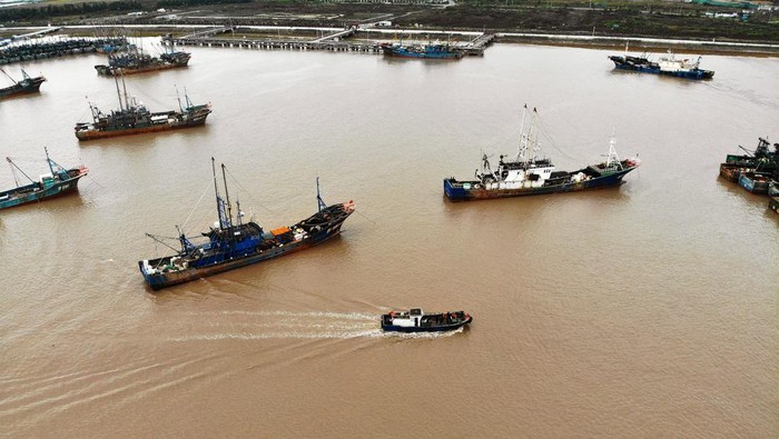 Musim Dingin, Kapal-kapal Nelayan di China Balik Kanan ke Pelabuhan Musim dingin telah terjadi di China. Nelayan pun kembali ke pelabuhan untuk menghindari musim tersebut.