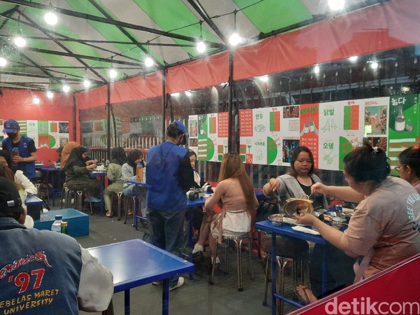Saat sampai di sana, perhatian pengunjung langsung mengarah ke tenda berwarna merah yang tampak kontras dengan gedung-gedung tinggi di sekitarnya. Tenda ini merupakan ruangan indoor dari restoran, sementara lokasi outdoornya berada di pelataran Melawai Plaza. Foto: Putu Intan/detikcom Saat sampai di sana, perhatian pengunjung langsung mengarah ke tenda berwarna merah yang tampak kontras dengan gedung-gedung tinggi di sekitarnya. Tenda ini merupakan ruangan indoor dari restoran, sementara lokasi outdoornya berada di pelataran Melawai Plaza. Foto: Putu Intan/detikcom