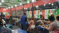 Saat sampai di sana, perhatian pengunjung langsung mengarah ke tenda berwarna merah yang tampak kontras dengan gedung-gedung tinggi di sekitarnya. Tenda ini merupakan ruangan indoor dari restoran, sementara lokasi outdoornya berada di pelataran Melawai Plaza. Foto: Putu Intan/detikcom