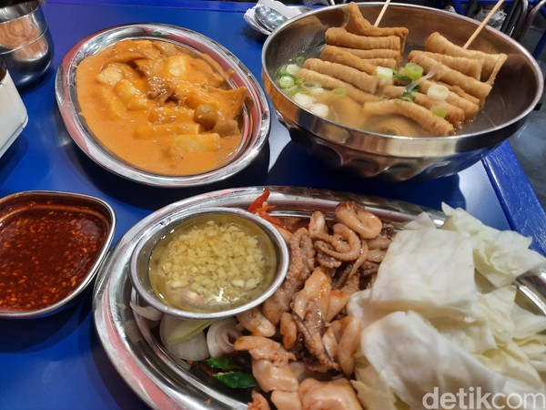 Berbagai menu kaki lima Korea dihadirkan di Nolda Pocha Melawai, mulai dari tteokbokki, odeng, hingga ramyeon. Foto: Putu Intan/detikcom Berbagai menu kaki lima Korea dihadirkan di Nolda Pocha Melawai, mulai dari tteokbokki, odeng, hingga ramyeon. Foto: Putu Intan/detikcom