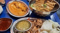 Berbagai menu kaki lima Korea dihadirkan di Nolda Pocha Melawai, mulai dari tteokbokki, odeng, hingga ramyeon. Foto: Putu Intan/detikcom