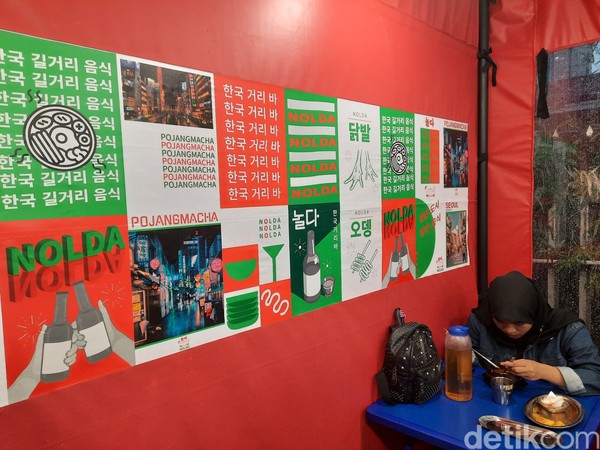 Susana di dalam tenda semakin mirip dengan suasana Seoul dengan ornamen dengan poster-poster berbahasa Korea. Foto: Putu Intan/detikcom Susana di dalam tenda semakin mirip dengan suasana Seoul dengan ornamen dengan poster-poster berbahasa Korea. Foto: Putu Intan/detikcom
