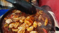 Menu unggulan Nolda Pocha Melawai yakni nakji-bokkeum atau gurita goreng dengan saus pedas. Menu ini sangat menarik karena pengunjung dapat memasaknya langsung. Foto: Putu Intan/detikcom