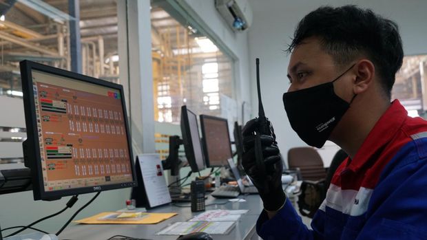 Operator di control room Production Unit Jakarta PT Pertamina Lubricants
