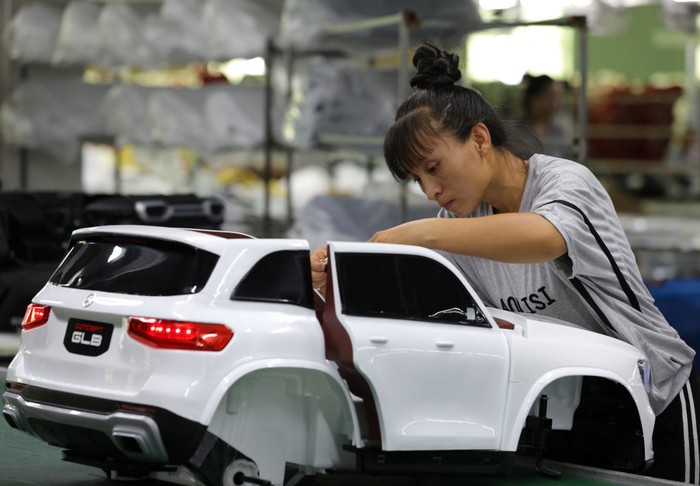 Pabrik 'Mobil Listrik' Mini di Xingtai XINGTAI, CHINA - JULY 19: An employee assembles an electric toy car at a factory on July 19, 2022 in Xingtai, Hebei Province of China. (Photo by Wang Lei/VCG via Getty Images)