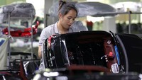 Di sana, mobil-mobil mini bertenaga listrik diproduksi dengan melibatkan banyak tenaga kerja. Foto: VCG via Getty Images/VCG
