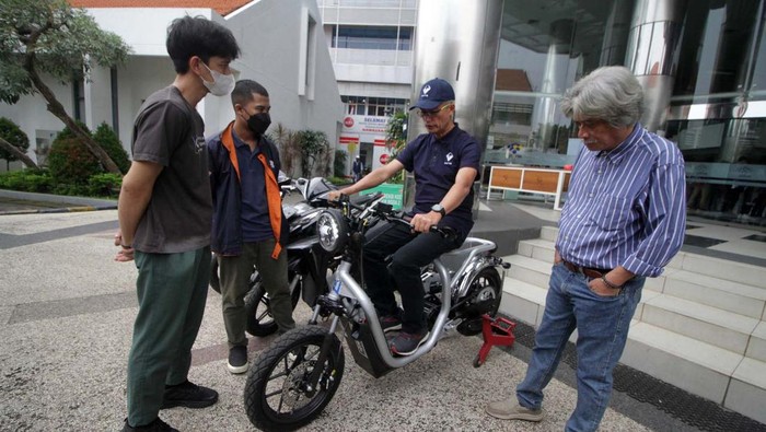 Pameran teknologi digelar di Politeknik Elektronika Negeri Surabaya (PENS), Selasa (29/11). Pameran ini sepeda motor konvensional diubah jadi sepeda motor listrik.