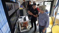 Direktur Utama PT VKTR Teknologi Mobilitas (VKTR) Gilarsi W. Setijono (kedua dari kanan) berbincang dengan Ketua Pusat Riset Inovasi dan Elektrifikasi Transportasi Politeknik Elektronika Negeri Surabaya (PENS) Prof Dadet Pramadihanto saat meninjau dashboard monitoring telematika di atas bus listrik, di PENS, Surabaya, Selasa (29/11/2022).