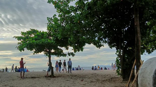 Sejumlah wisatawan di Pantai Jerman, Kuta, Badung, Bali Rabu (30/11/2022).
