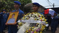 Jenazah Brigadir Anumerta Moch Lasminto saat akan diantarkam ke pemakaman. Lasminto ditemukan tewas setelah helikopter yang dinaikinya jatuh di Perairan Manggar, Belitung Timur. (ANTARA FOTO/ASEP FATHULRAHMAN)