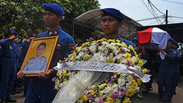 Momen Pemakaman Brigadir Lasminto, Korban Helikopter Jatuh di Babel