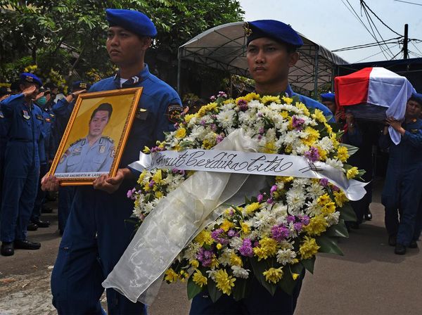 Lihat Lagi Pemakaman Kopilot Helikopter Polri yang Jatuh di Bangka Belitung
