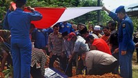 Keluarga dan kerabat Brigadir Anumerta Moch Lasminto terlihat ikut mengantarkan korban helikopter jatuh ke tempat peristirahatan terakhir. Lasminto dimakamkan di Serang, Banten. (ANTARA FOTO/ASEP FATHULRAHMAN)