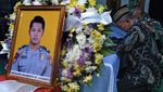Lihat Lagi Pemakaman Kopilot Helikopter Polri yang Jatuh di Bangka Belitung