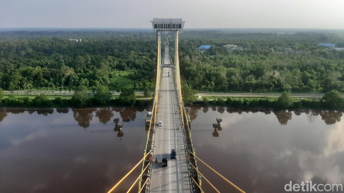 Penampakan lift naik turun dan potret menara Jembatan Sultanah Latifah Siak (Raja/detikSumut)