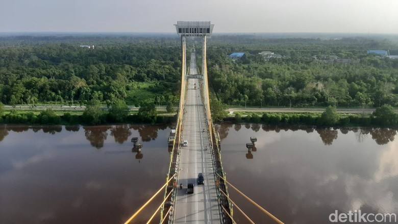 Penampakan lift naik turun dan potret menara Jembatan Sultanah Latifah Siak Penampakan lift naik turun dan potret menara Jembatan Sultanah Latifah Siak (Raja/detikSumut)