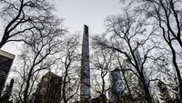 Penampakan Menara Steinway, terletak di 111 West 57th Street, Manhattan, New York, Amerika Serikat, Selasa (29/11/2022). (Fatih AktaÅ/Getty Images)  