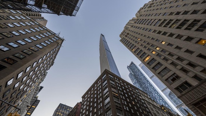 Penampakan Menara Steinway, Gedung Tertipis di Dunia NEW YORK, NY, UNITED STATES - NOVEMBER 29: A view of the world's skinniest skyscraper, Steinway Tower, located at 111 West 57th Street in Manhattan, and boasts a 24:1 height to width ratio in New York, United States on November 29, 2022. Designed by SHoP Architects, the luxury condominium building stands at 1,428 feet (435 meters) tall, making it one of the largest buildings in the western hemisphere, and the third tallest in New York City. 60 apartments are included in the tower ranging from nearly $8 million for a studio to $66 million for a penthouse. In April it has opened to residents in New York City. (Photo by Fatih AktaÅ/Anadolu Agency via Getty Images)