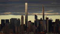 Dirancang oleh SHoP Architects, bangunan kondominium mewah ini berdiri setinggi 435 meter, menjadikannya masuk dalam gedung tertinggi ketiga di New York City. (Gary Hershorn/Getty Images)  