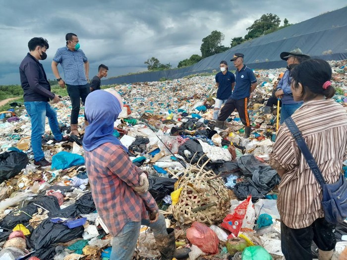 Polisi melakukan evakuasi mayat bayi dan identifikasi di lokasi penemuan bayi di TPA Punggur, Batam pada Rabu(30/11).Dokumen Polsek Nongsa