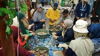 Perwira Penggerak menjelaskan kepada warga Sei Pakning teknik ecobrick yang dapat menghasilkan furniture bernilai ekonomi berasal dari olahan sampah di Arboretum Gambut Marsawa.