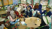 Para Perwira Penggerak sedang brainstorming mengenai penjelasan teknik pembibitan sayur organik agar warga dapat memahaminya dengan seksama dan bisa mempraktekkannya di rumah masing-masing.