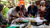 Teknik ecoprint, menghias baju menggunakan tumbuhan/dedaunan diajarkan oleh sejumlah Perwira Penggerak agar warga dapat membuat pakaian bernilai ekonomi dengan cara dan bahan yang mudah.